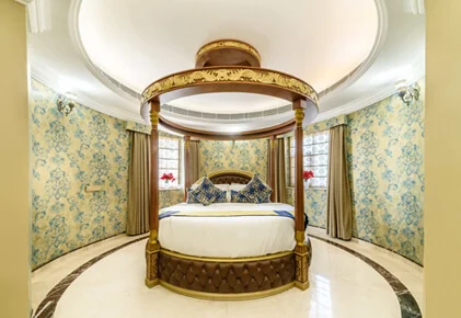 palace suite with round bed
