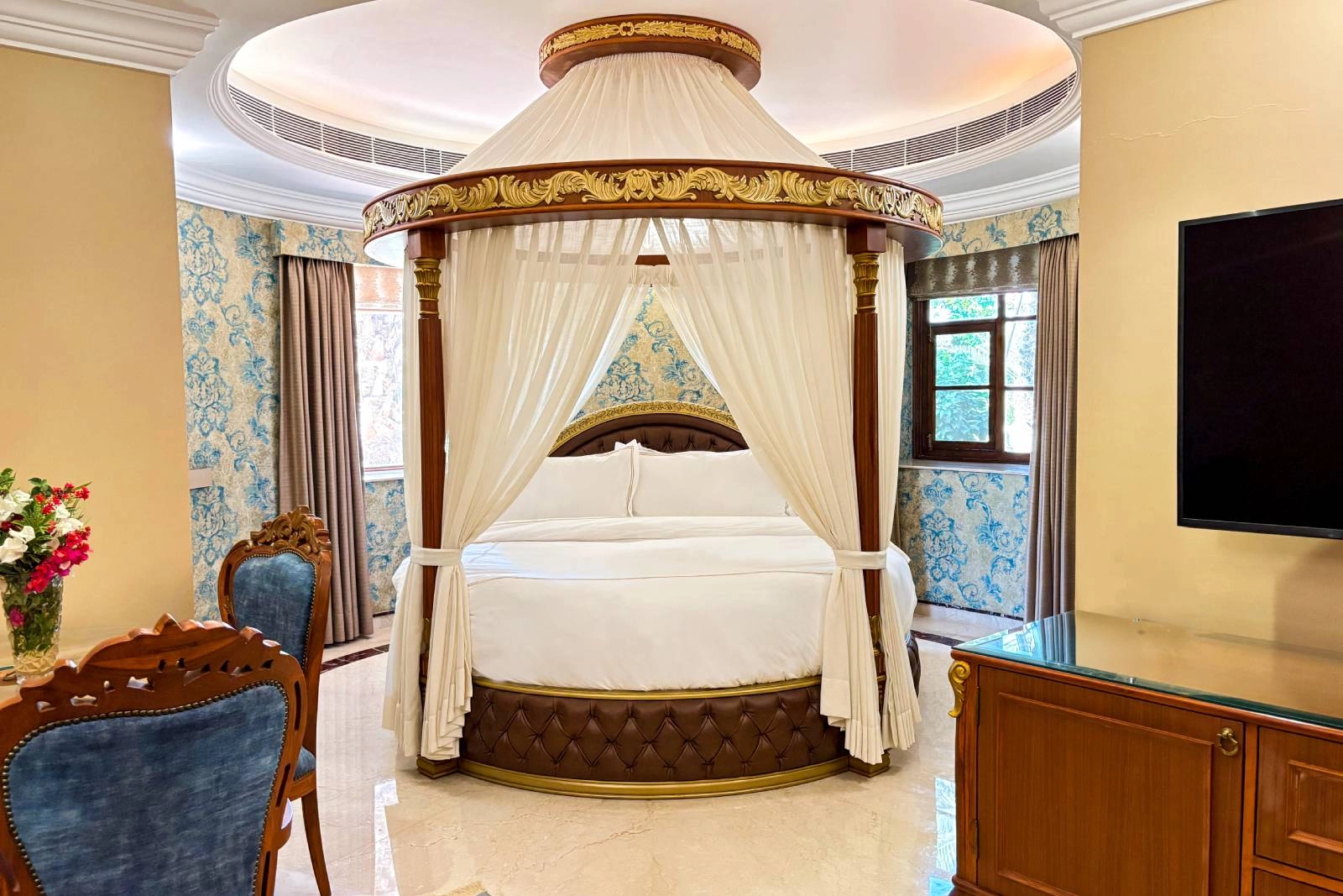 Royal Palace with Round Bed