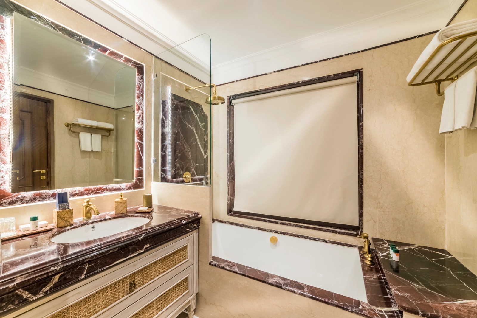 Palace room bathroom