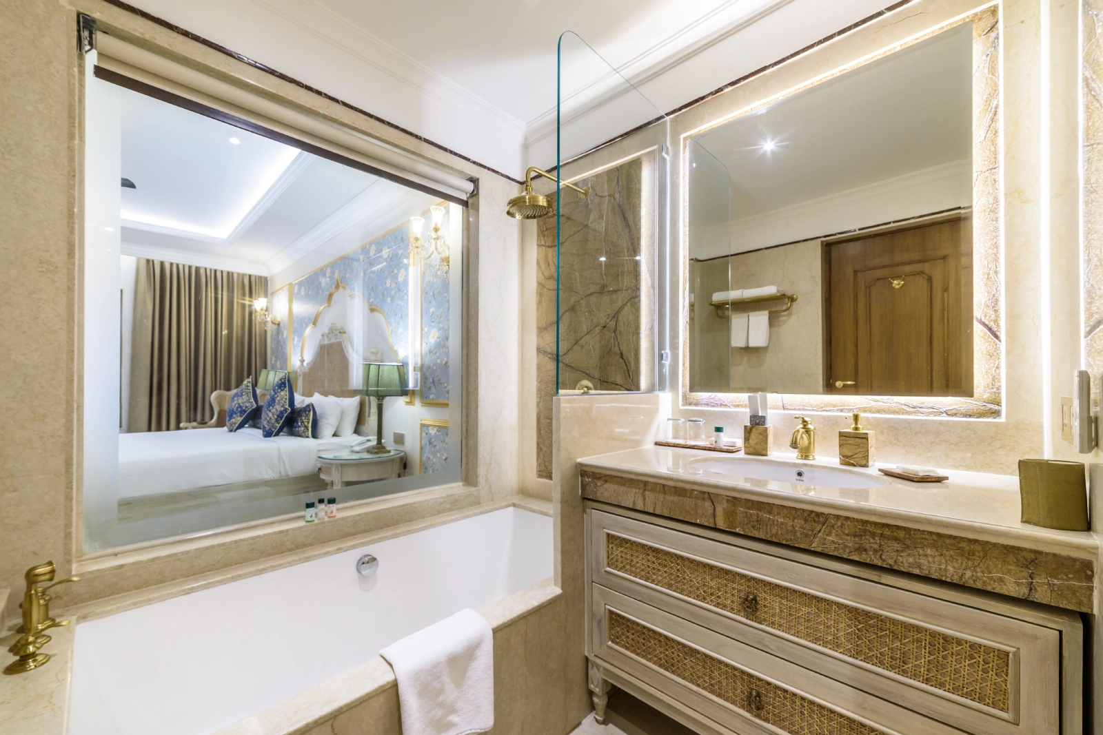 Room Opposite Round Bed 7